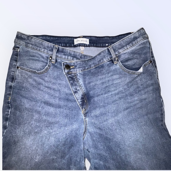 Lane Bryant - Signature Fit High Rise Straight Jean - Light Wash - 18 short - Picture 4 of 4